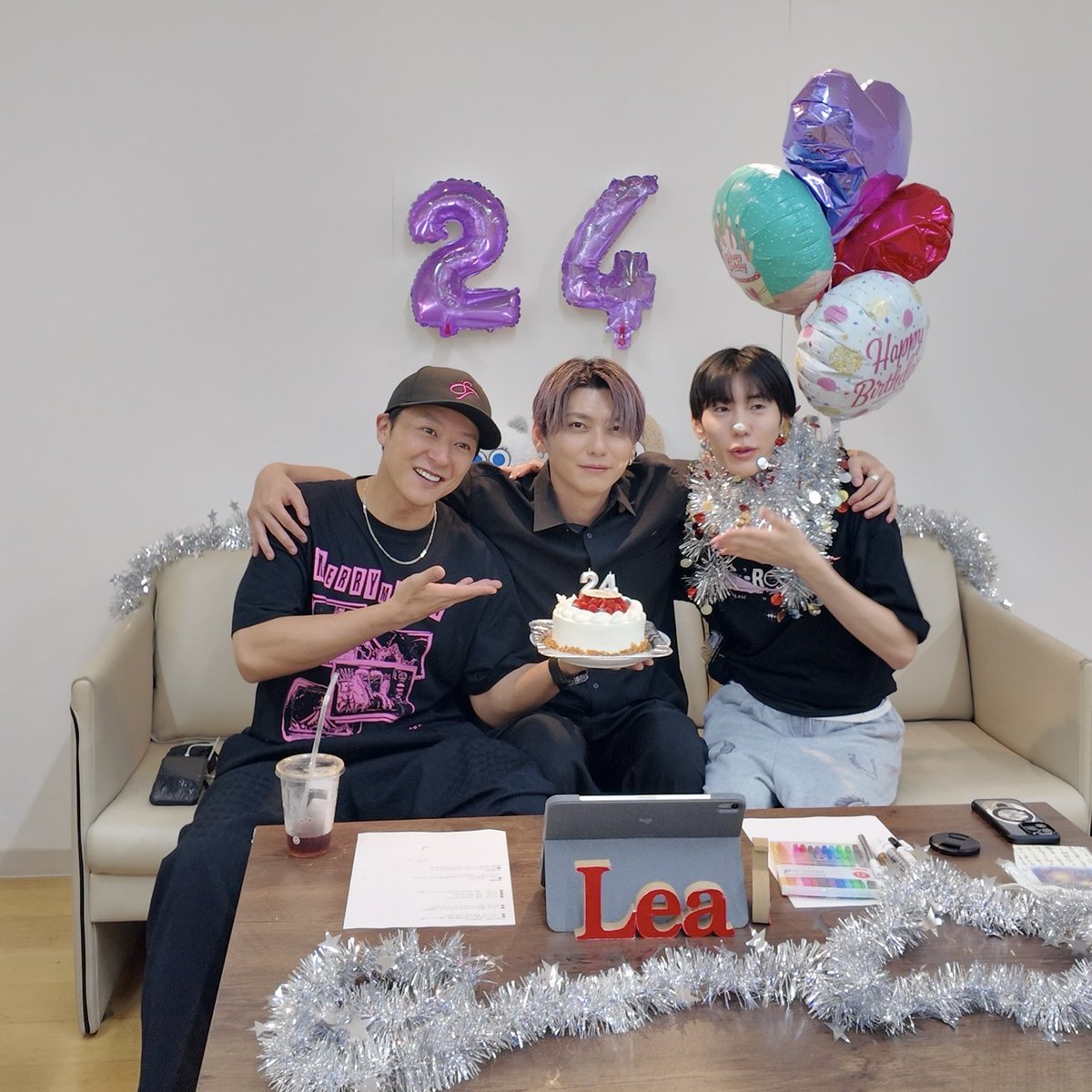 j0ekoike420's tweet photo. Leadさんの24周年記念配信に突撃！
天然イルミネーション姿を撮られてた！😂
おめでとうございます🎂🎈
@Shinya_T_Lead 
@Akira_Lead 
@Lead_tv 

#Lead #Leaders #谷内伸也 #鍵本輝 #小池成 #プラチナボーイズ https://t.co/1lrRX8hV3i