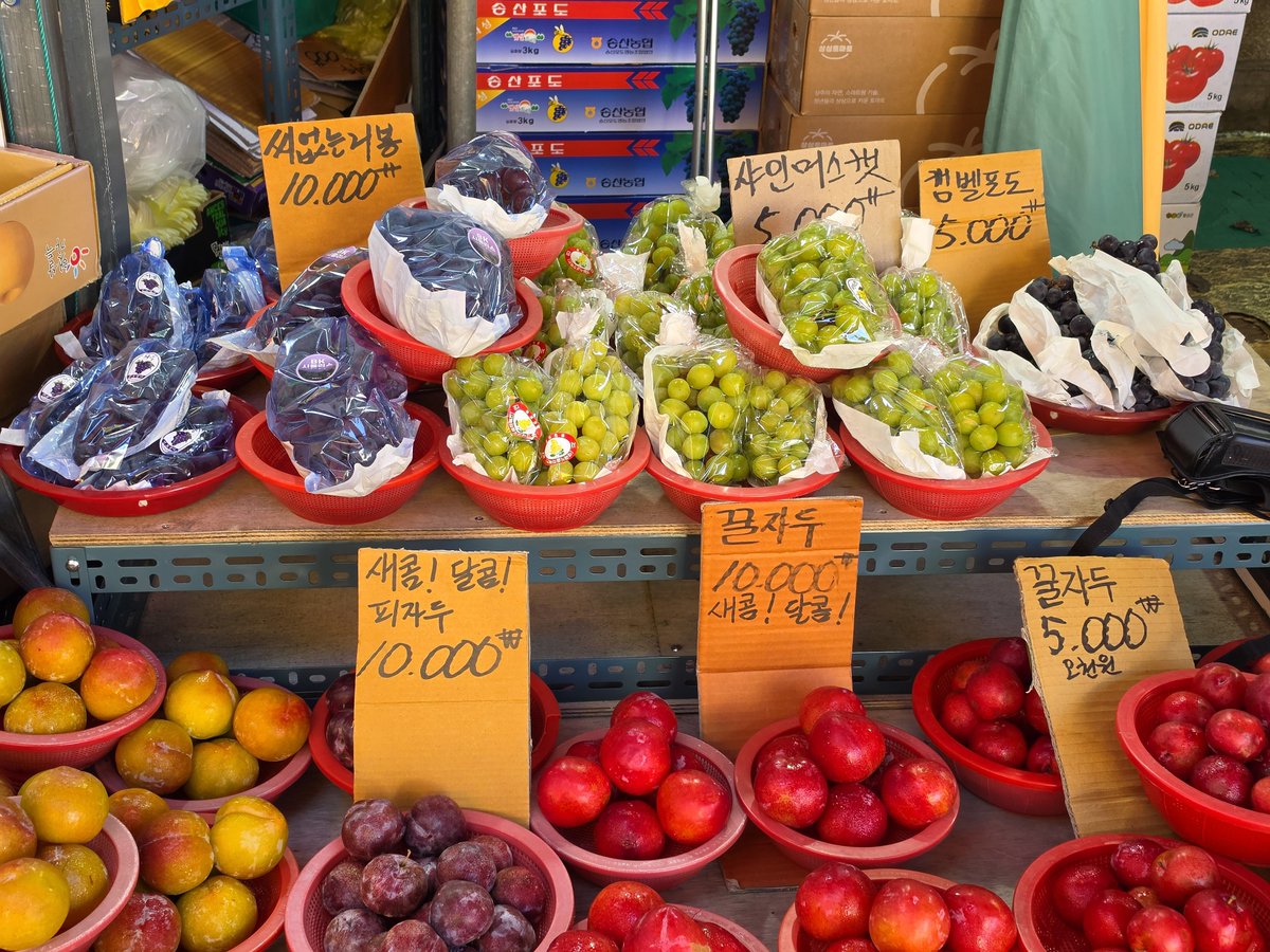 Victorokeke_'s tweet photo. Vendors usually sell fruits grouped in plastic bowls, buckets, or plastic baskets instead of weighing them by the kilogram. https://t.co/OE68UEwvfC