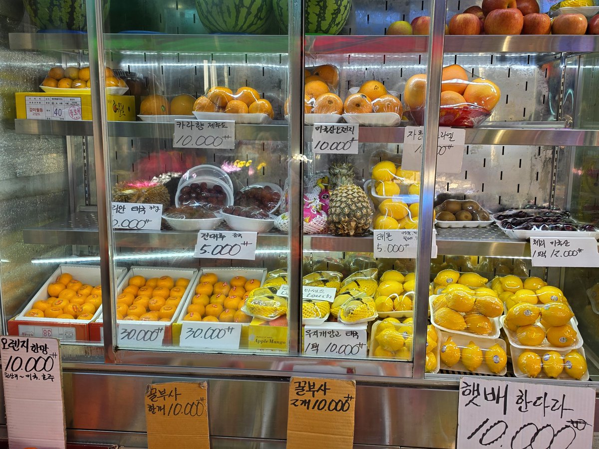 Victorokeke_'s tweet photo. Vendors usually sell fruits grouped in plastic bowls, buckets, or plastic baskets instead of weighing them by the kilogram. https://t.co/OE68UEwvfC