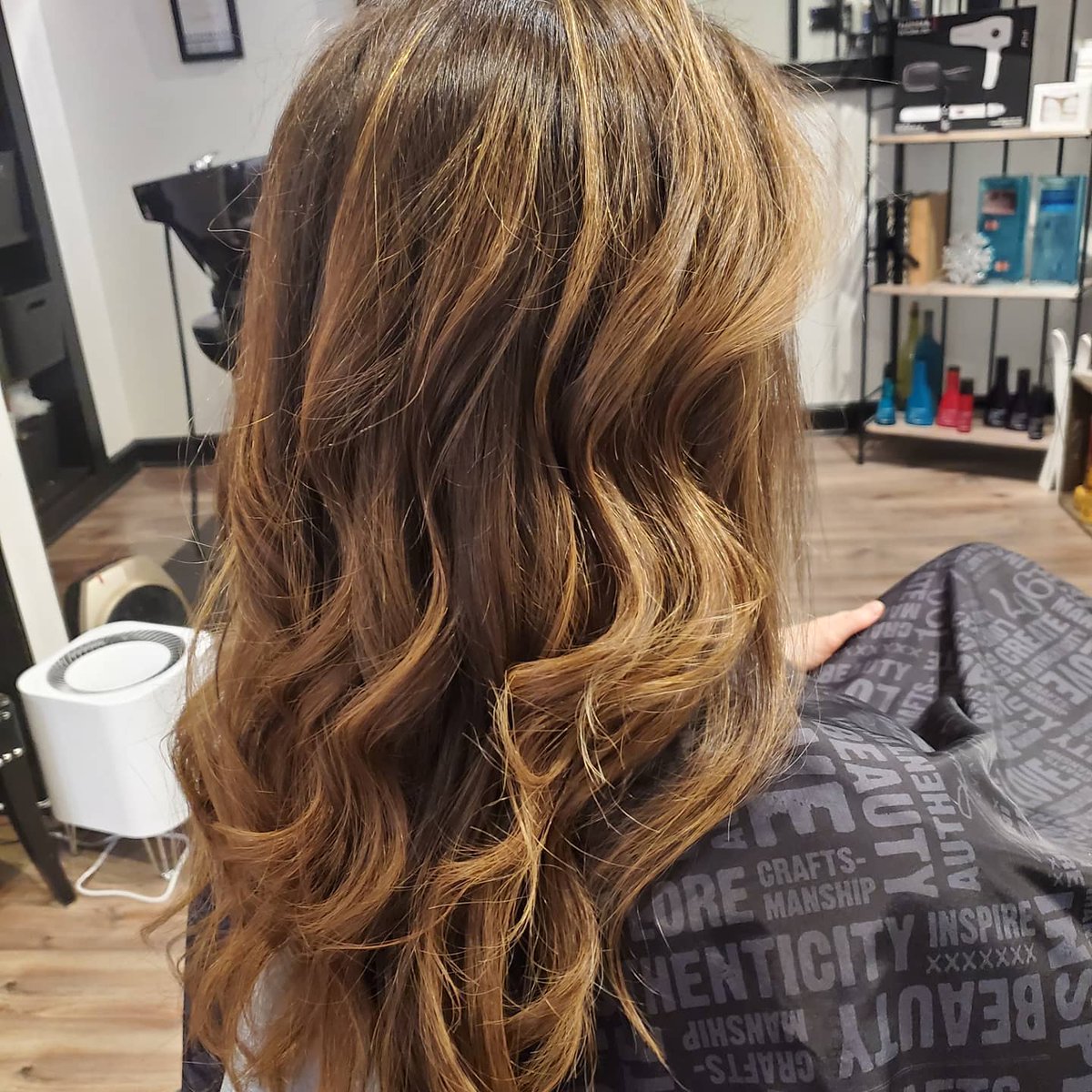 LynnAssumiptt's tweet photo. Her highlights are from October. Balayage gives you more time between visits, but don’t forget to care for those ends between color appointments. https://t.co/MCNFORURjg
