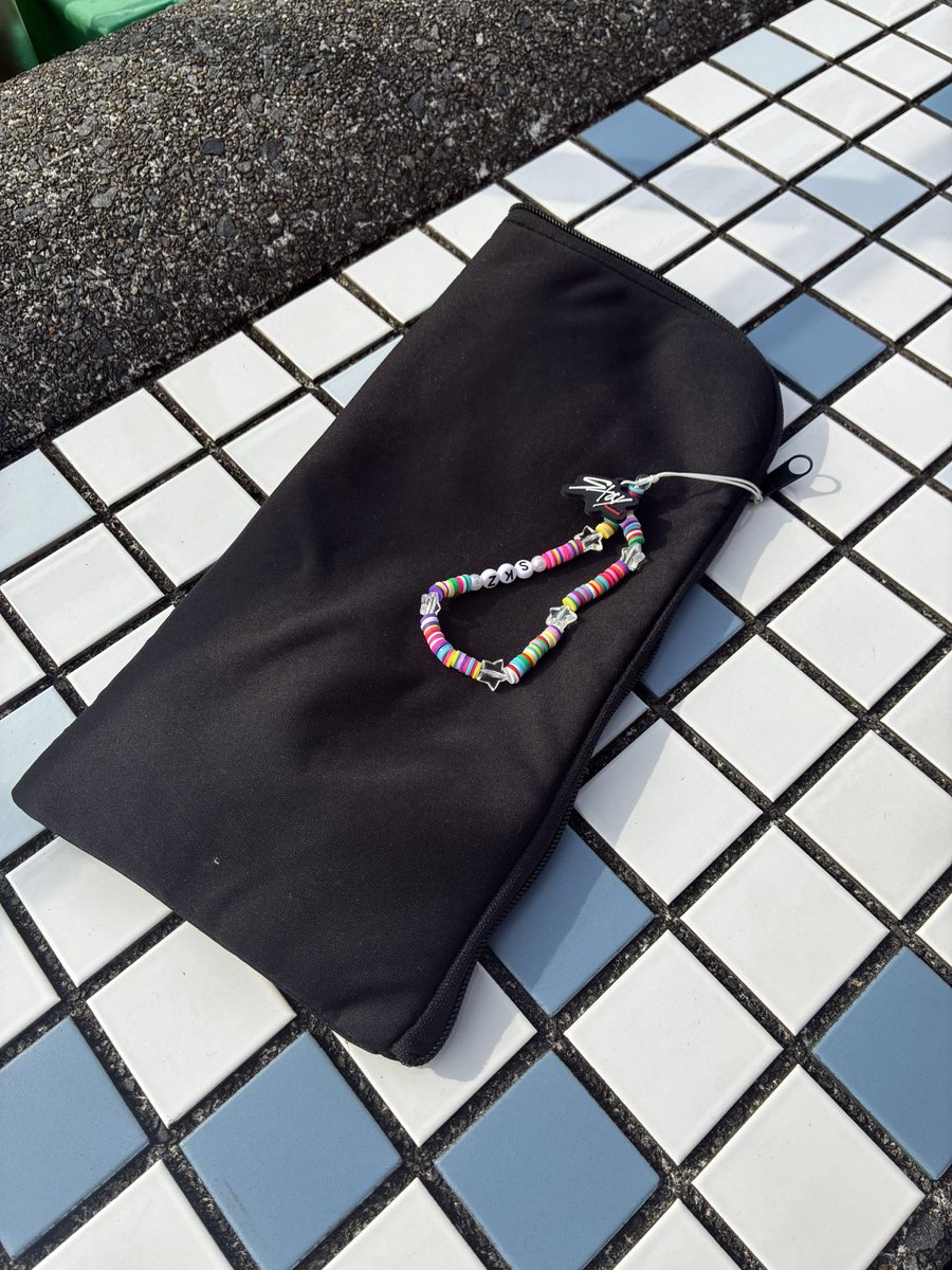 ofoxtailo's tweet photo. バンテリンドーム名古屋　straykids スキズ　落とし物

ドームの総合案内所に預けましたので、お心当たりのある方ご確認ください https://t.co/l2kAsq9E0z