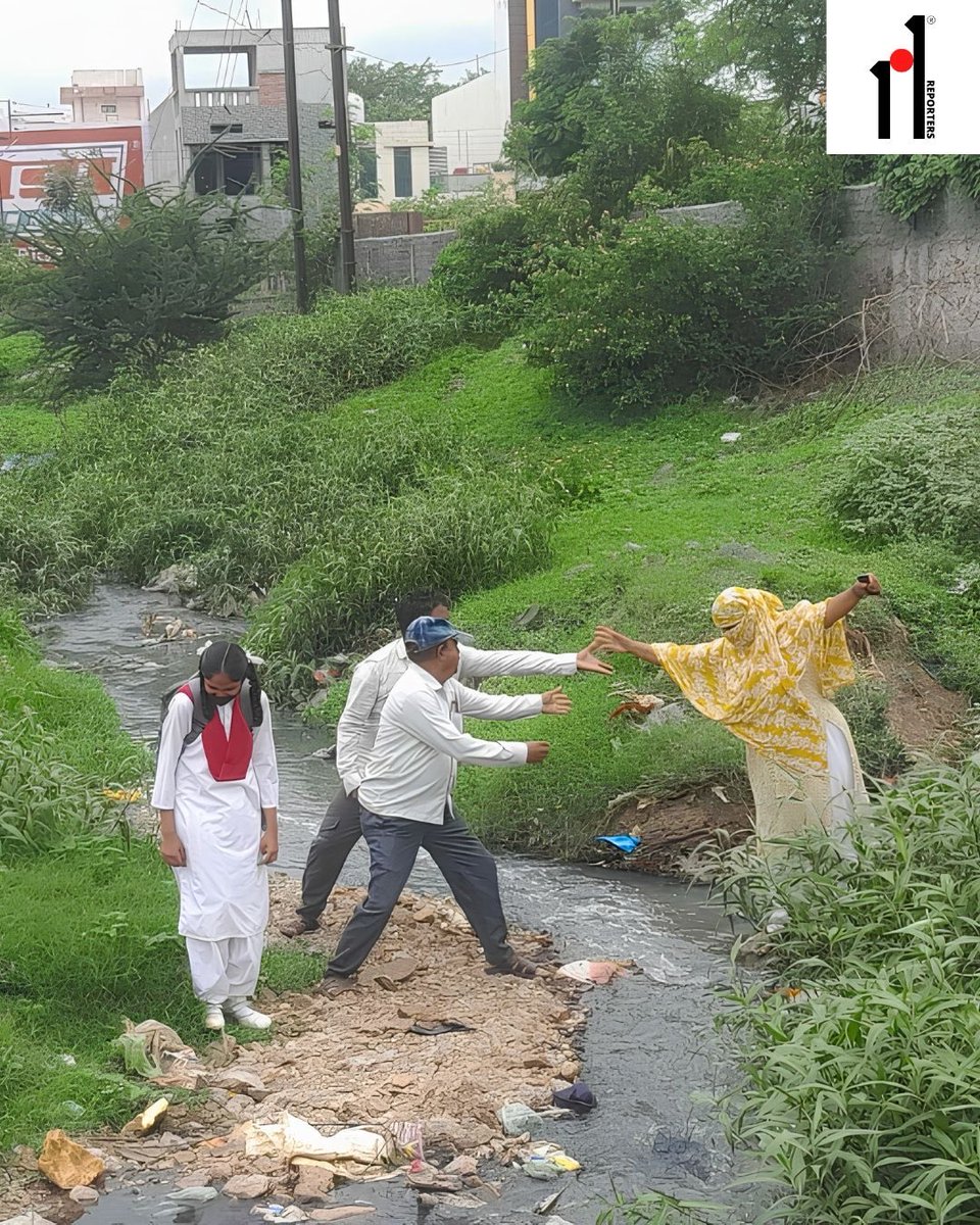101reporters's tweet photo. Khandwa demolishes bridge linking Muslim locality to main road. 

Built in 2017 with municipal funds, the bridge connected Hazrat Khanshahwali Ward to the Badgaon Bhila road and provided a shorter route to schools, colleges and workplaces.
(1/2) https://t.co/nuP0u6roj0