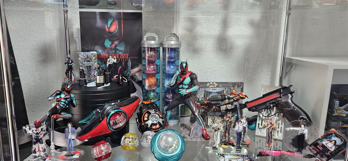 Xeno_NEVER's tweet photo. ゼッツ棚！🌙☕
最新進捗！！！
《新規❕️》
・フィギュアーツをライダーキックスタイルで配置
・ワルサーP38の劇中赤ライン追加
・FS系グッズ増設
・エクスドリームダイブスタイルで配置 https://t.co/gG7lucg5vj