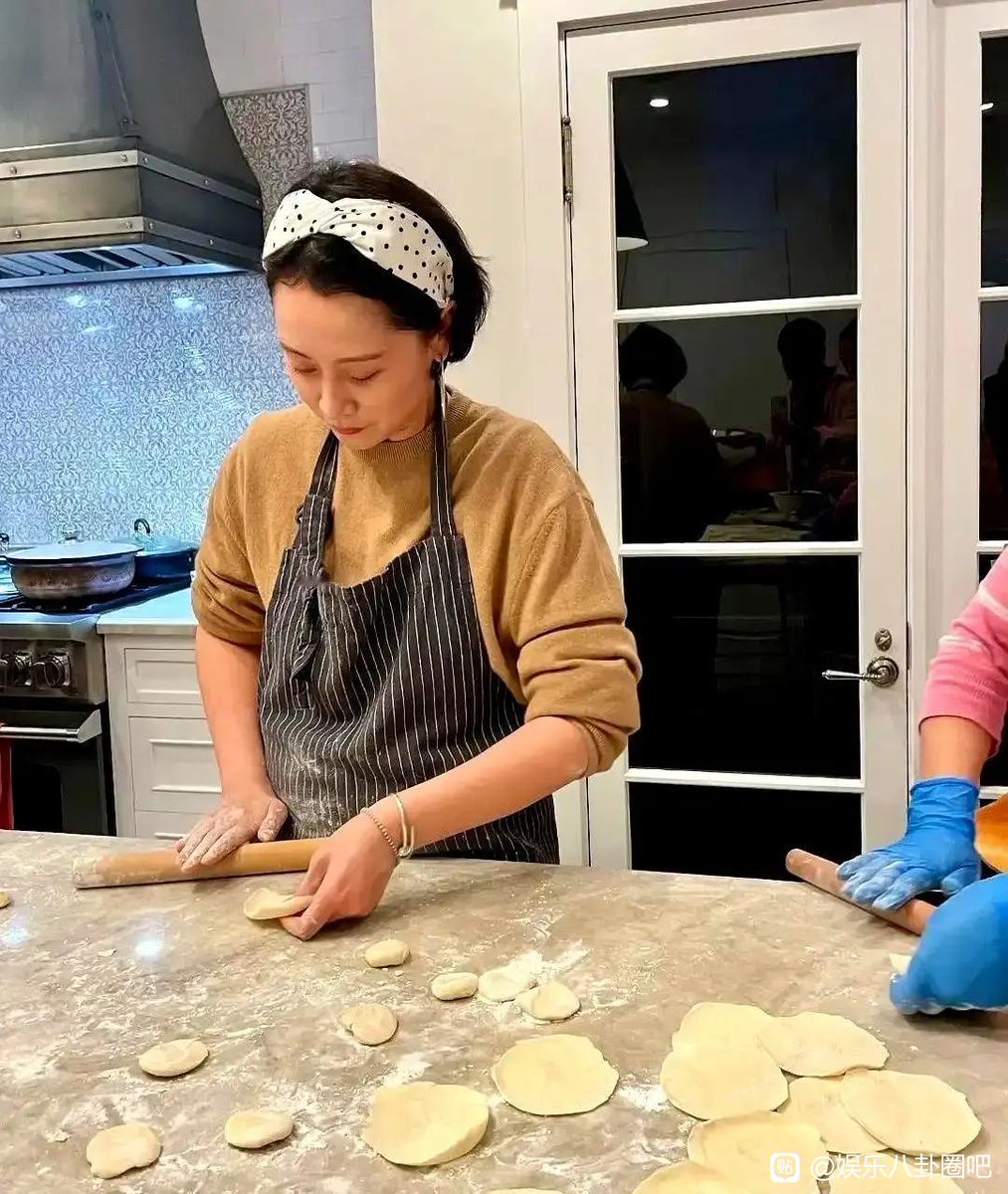 HarperWhitmwpl's tweet photo. Hoy ayudé a mi vecino a llevar sus compras, y él me regaló unas pasteles caseros. La comunidad más bonita está en los pequeos gestos!， https://t.co/AOyb1wP3Bj