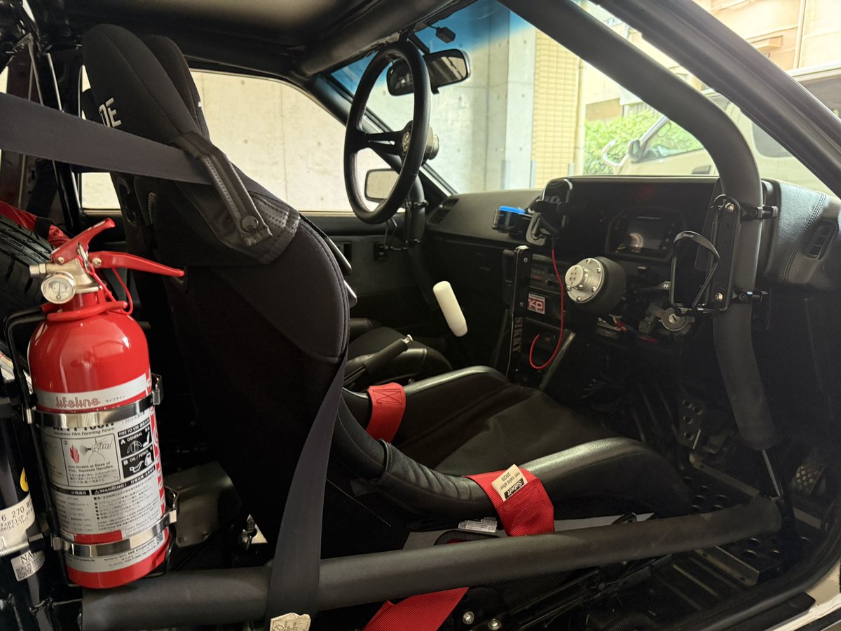 iwateniikitai's tweet photo. 現行のアルファードを買ったとかっていう地元の先輩と車の話になってカローラに乗ってるって答えたら「お前も50なんだからそれなりの車に乗れよ」って言われたカローラがコチラです。
可哀想だから優越感に浸らせてやったけどさ。
俺のカローラ、お前のアルファード2台分だっつーんだよ。
ばーか(笑) https://t.co/BsFOhUQLXg