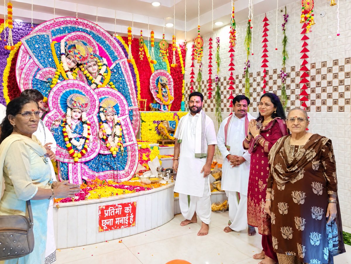 heenumahajan's tweet photo. श्रीकृष्ण जन्मोत्सव के शुभ एवं पावन अवसर पर आयोजित मंगलमय कार्यक्रम @ Shiv Mandir, Jhilmil में सम्मिलित होकर भगवान श्रीकृष्ण के दिव्य दर्शन का सौभाग्य प्राप्त हुआ।@hdmalhotra https://t.co/LBpQbg3Db5