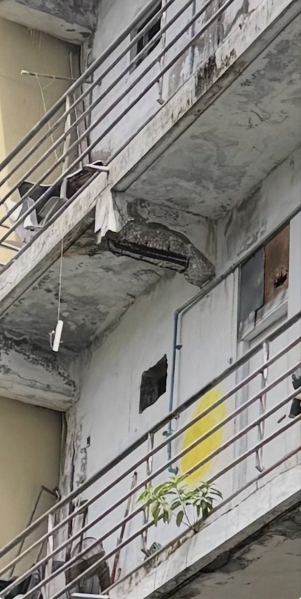 julishaibrahim's tweet photo. This building on Violet Magu. Looks like disaster waiting to happen. Police tape drawn months back but after few days it was taken off. Who will take responsibility if something dangerous happens?
@adamazim @PoliceMv @MaleCitymv https://t.co/hvh70c6L1q