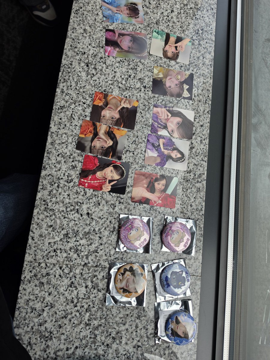 AxelaShin's tweet photo. 1時に入場したはずなんだけどなぁ
グッズやっと買えた https://t.co/Pv43HRZ84K