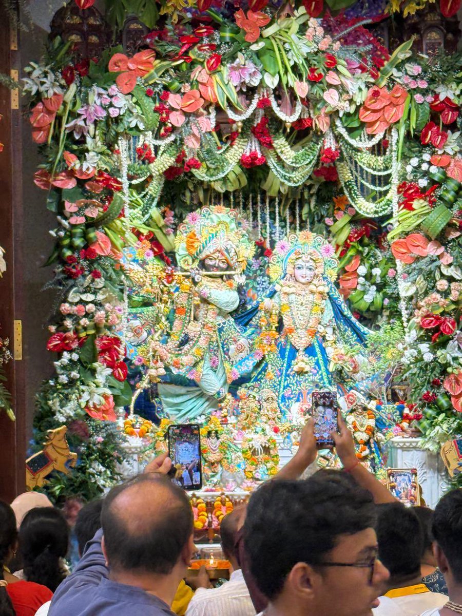 pksingh_iffco's tweet photo. 🌸॥ हाथी घोड़ा पालकी, जय कन्हैया लाल की ॥🌸

कस्तूरीनगर मंदिर में श्रीकृष्ण जन्माष्टमी का पावन पर्व अद्भुत भव्यता, दिव्यता और हर्षोल्लास के साथ मनाया गया। श्रद्धा एवं उत्साह से परिपूर्ण वातावरण में पूरा परिसर कृष्णमय हो उठा।

जय श्रीकृष्ण! 🙏🏻🦚
#श्रीकृष्णजन्माष्टमी #कस्तूरीनगर https://t.co/0VS8pvJXGU