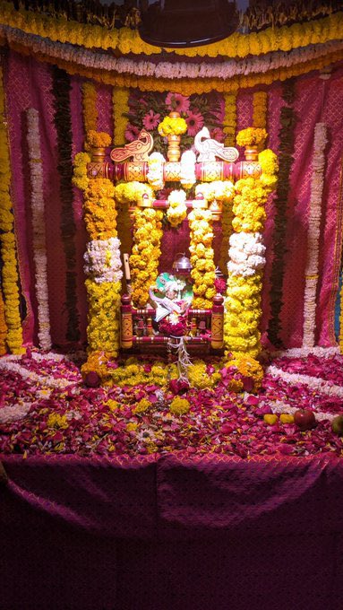 pksingh_iffco's tweet photo. 🌸॥ हाथी घोड़ा पालकी, जय कन्हैया लाल की ॥🌸

कस्तूरीनगर मंदिर में श्रीकृष्ण जन्माष्टमी का पावन पर्व अद्भुत भव्यता, दिव्यता और हर्षोल्लास के साथ मनाया गया। श्रद्धा एवं उत्साह से परिपूर्ण वातावरण में पूरा परिसर कृष्णमय हो उठा।

जय श्रीकृष्ण! 🙏🏻🦚
#श्रीकृष्णजन्माष्टमी #कस्तूरीनगर https://t.co/0VS8pvJXGU