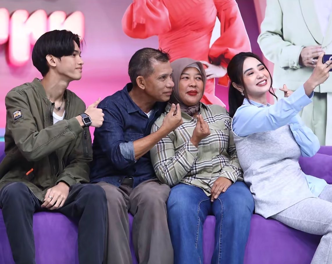 awaaannnn__'s tweet photo. nemenin cowo dari nol >>> nikah >>> hamil tapi tetep bantuin suami jadi manusia silver buat nyari duit >>> punya anak >>> suami selingkuh + sukses >>> ninggalin istri anak diusia anak belum 40 hari >>> nafkahin anak 200k perbulan >>> ortu si cowo juga sama aja tutup mata 

SEKALI LAGI NEMENIN COWONYA DARI NOL 😃