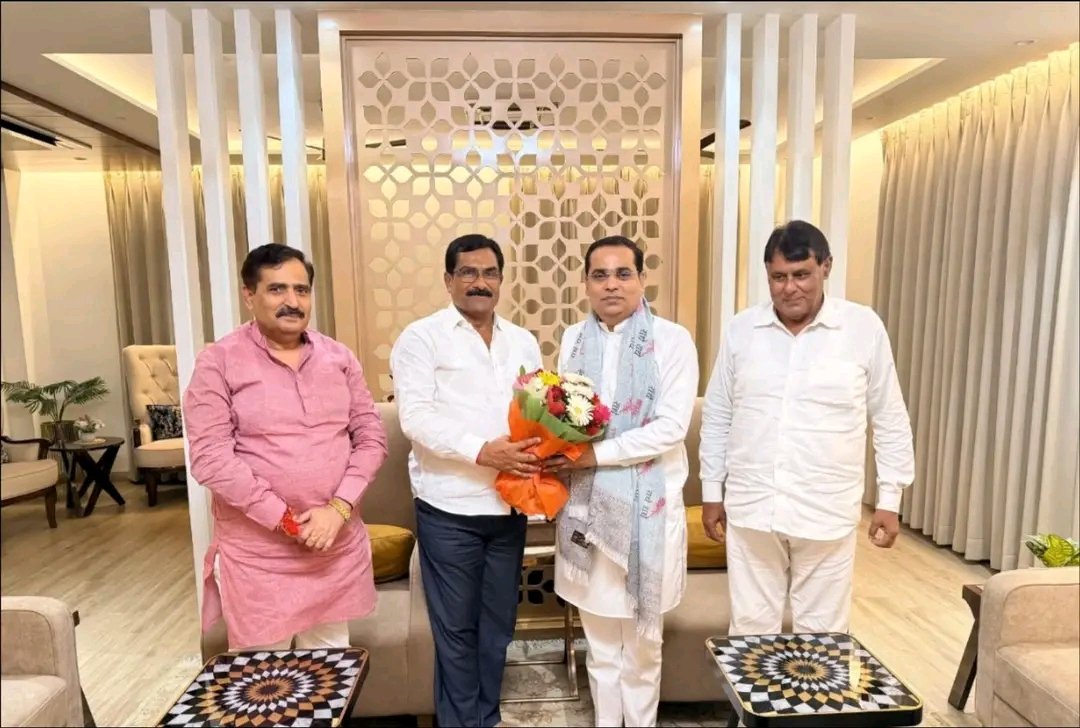 idrajaysingh's tweet photo. आदरणीय श्री त्रिभुवन सिंह जी भाई साहब के साथ आदरणीय श्री विपिन सिंह जी से शिष्टाचार भेंट कर नवीन दायित्व (क्षेत्र उपाध्यक्ष-काशी क्षेत्र) की बधाई एवं शुभकामना प्रेषित की। https://t.co/h7ifVNwqnm