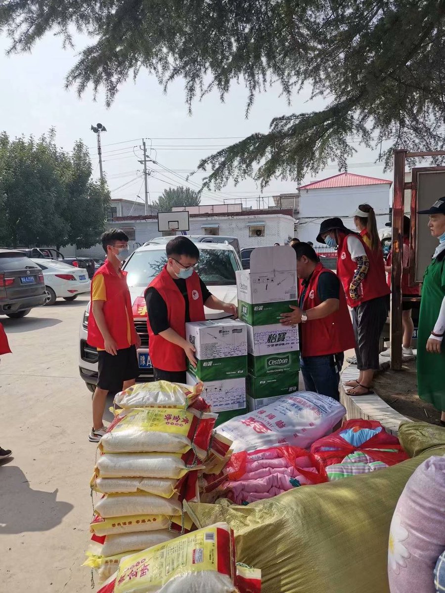 aravinda_pai's tweet photo. Spent the morning at the local community food bank sorting donations for elderly neighbors—small acts make big differences. #VolunteerDays https://t.co/iZMM8FOFLy