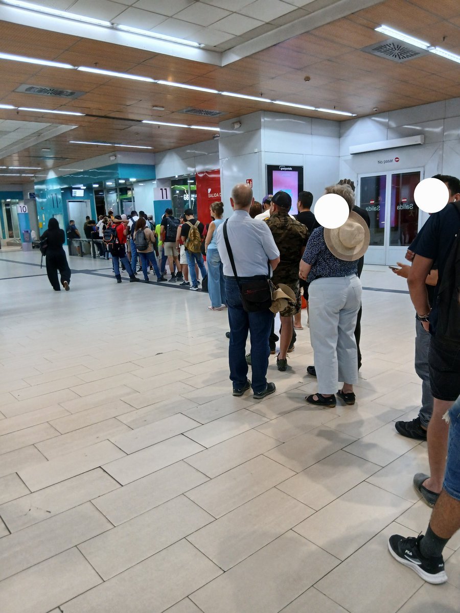 crptomonk_'s tweet photo. El «Madrid de todos los acentos» es esperar 20 minutos de pie en el intercambiador un autobús interurbano que ya sale abarrotado de Moncloa. Es rezar para no quedarte en tierra. Es la videoconferencia a voces con Cochabamba y la bachata en el móvil sin auriculares.  

El «Madrid de todos los acentos» es la disfuncionalidad, en fin, de unos servicios públicos insuficientes y atestados.

#Madrid