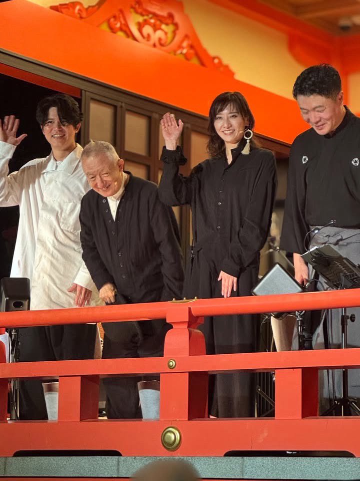 yoshidaclarinet's tweet photo. 初日公演は雨の中でした。雨の中ありがとうございます。☔️⛩️
今日、2日目は、晴れてる中でできるといいな。おとの響きが雨の中とはまた全然違うから楽しみ(むしろ昨日よりうんと良くなる。)
#宵ノ奏劇 
@hanazono_stage https://t.co/YKXSjZvrRP