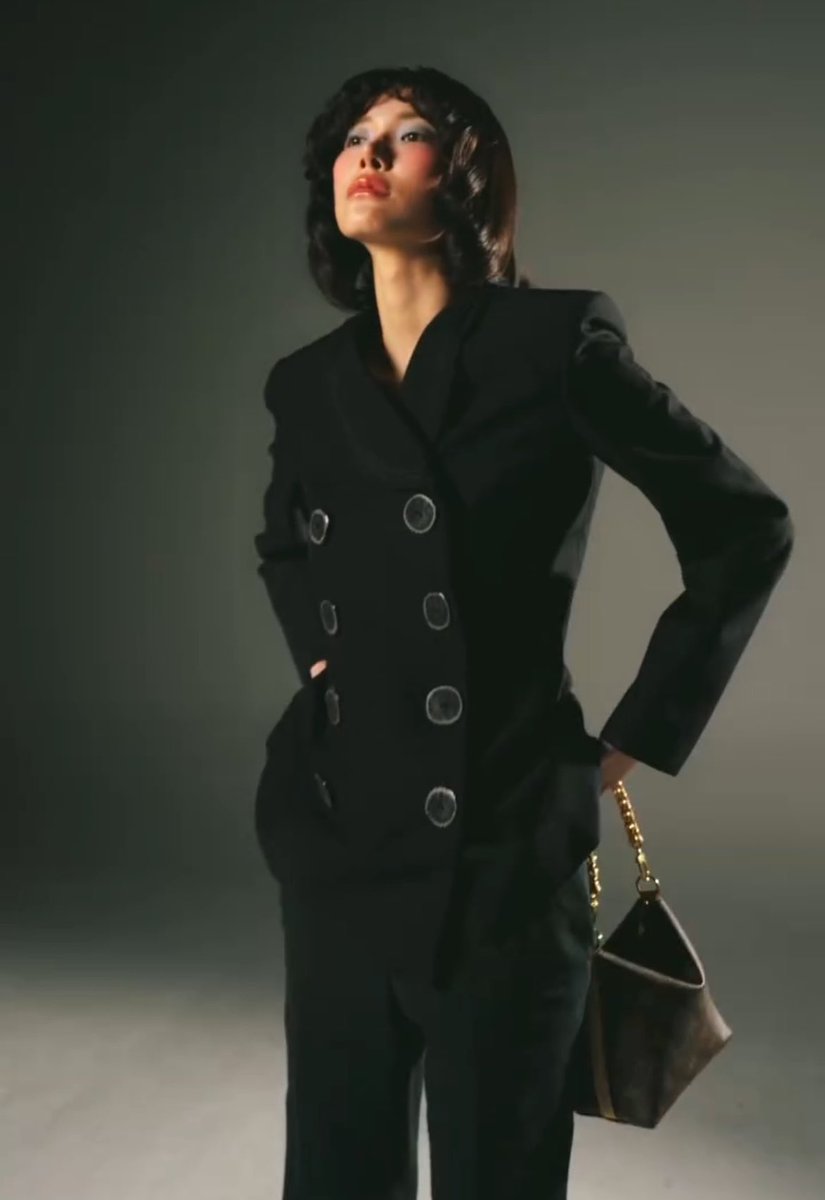 girlinyearning's tweet photo. janjingjing paris fashion week chances going up again 📈 https://t.co/svNzzAP9Sd