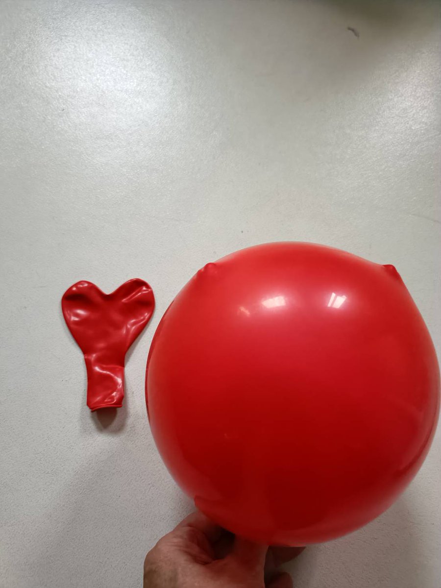 bunebune1's tweet photo. ハートの風船を買ったのだが、空気をいれても抜いてもハートにならない。 https://t.co/lb0u5N0BUr