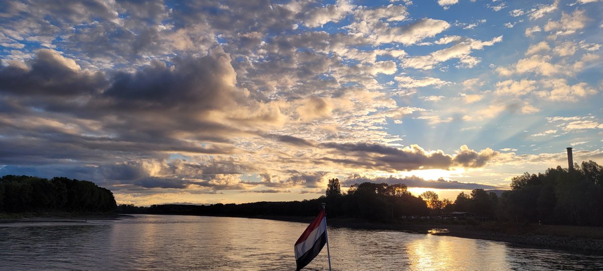 johan_klos's tweet photo. Goedemorgen we #dobberen maar langzaam naar boven op de boven rhein #varen #binnenvaart #weerfoto het blijft maar #laagwater https://t.co/mooC5zq1eh