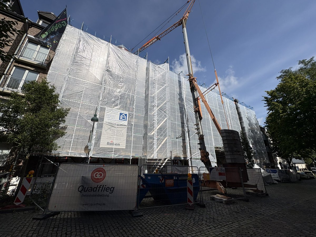 ac_bauplanung's tweet photo. #ACProjekt | Bau- und Projektleitung - Sanierung & Modernisierung 🏗️

Innerstädtische Baustelle in der Bendelstraße in Aachen, in unmittelbarer Nähe zum historischen Rathaus und zum Aachener Markt.

Im Rahmen unserer Bau- und Projektleitung begleiten, koordinieren und steuern wir die umfassende energetische Sanierung, Betoninstandsetzung und Modernisierung des Mehrfamilienhauses.

Die Arbeiten nehmen sichtbar Gestalt an und schreiten planmäßig voran. Gerade die zentrale Innenstadtlage stellt dabei besondere Anforderungen an Koordination, Baustellenlogistik und die Abstimmung der einzelnen Bauabschnitte und Gewerke.

Neben den energetischen Maßnahmen stehen derzeit umfangreiche Betoninstandsetzungsarbeiten im Mittelpunkt, eine technisch wie organisatorisch anspruchsvolle Aufgabe im laufenden Bauprozess.

Ende August wurde der Baukran aufgestellt, die Baustellensicherung eingerichtet und die erforderliche Verkehrssperrung umgesetzt. Damit sind wichtige Voraussetzungen für die kommenden Bauabschnitte geschaffen.

Im Zuge der umfassenden Sanierung entstehen moderne, hochwertige und exklusive Wohnungen in besonderer Aachener Innenstadtlage. Gleichzeitig wird das Bestandsgebäude energetisch nachhaltig aufgewertet, umfassend modernisiert und fit für die Zukunft gemacht.

Bau- und Projektleitung | Energetische Sanierung | Betoninstandsetzung | Modernisierung #Architektur #Bauüberwachung #Handwerk