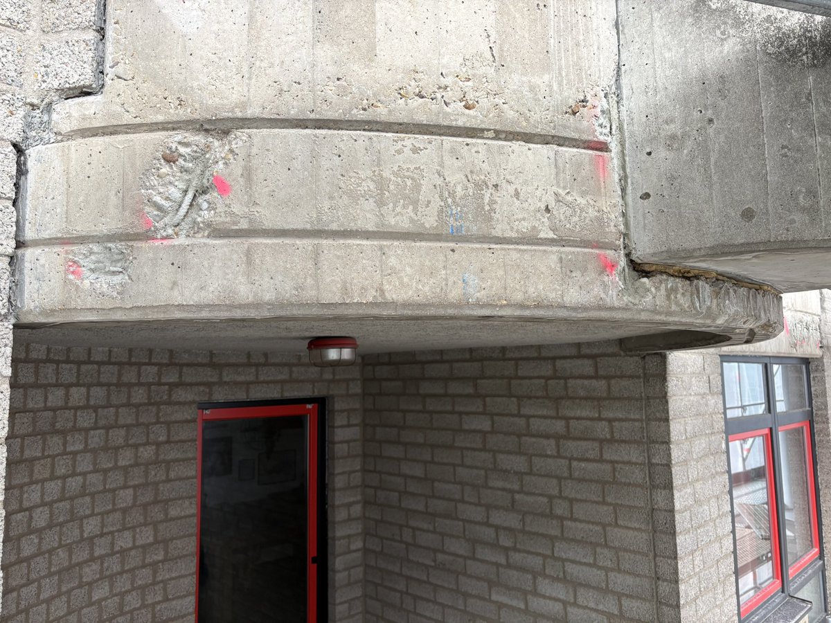 ac_bauplanung's tweet photo. #ACProjekt | Bau- und Projektleitung - Sanierung & Modernisierung 🏗️

Innerstädtische Baustelle in der Bendelstraße in Aachen, in unmittelbarer Nähe zum historischen Rathaus und zum Aachener Markt.

Im Rahmen unserer Bau- und Projektleitung begleiten, koordinieren und steuern wir die umfassende energetische Sanierung, Betoninstandsetzung und Modernisierung des Mehrfamilienhauses.

Die Arbeiten nehmen sichtbar Gestalt an und schreiten planmäßig voran. Gerade die zentrale Innenstadtlage stellt dabei besondere Anforderungen an Koordination, Baustellenlogistik und die Abstimmung der einzelnen Bauabschnitte und Gewerke.

Neben den energetischen Maßnahmen stehen derzeit umfangreiche Betoninstandsetzungsarbeiten im Mittelpunkt, eine technisch wie organisatorisch anspruchsvolle Aufgabe im laufenden Bauprozess.

Ende August wurde der Baukran aufgestellt, die Baustellensicherung eingerichtet und die erforderliche Verkehrssperrung umgesetzt. Damit sind wichtige Voraussetzungen für die kommenden Bauabschnitte geschaffen.

Im Zuge der umfassenden Sanierung entstehen moderne, hochwertige und exklusive Wohnungen in besonderer Aachener Innenstadtlage. Gleichzeitig wird das Bestandsgebäude energetisch nachhaltig aufgewertet, umfassend modernisiert und fit für die Zukunft gemacht.

Bau- und Projektleitung | Energetische Sanierung | Betoninstandsetzung | Modernisierung #Architektur #Bauüberwachung #Handwerk
