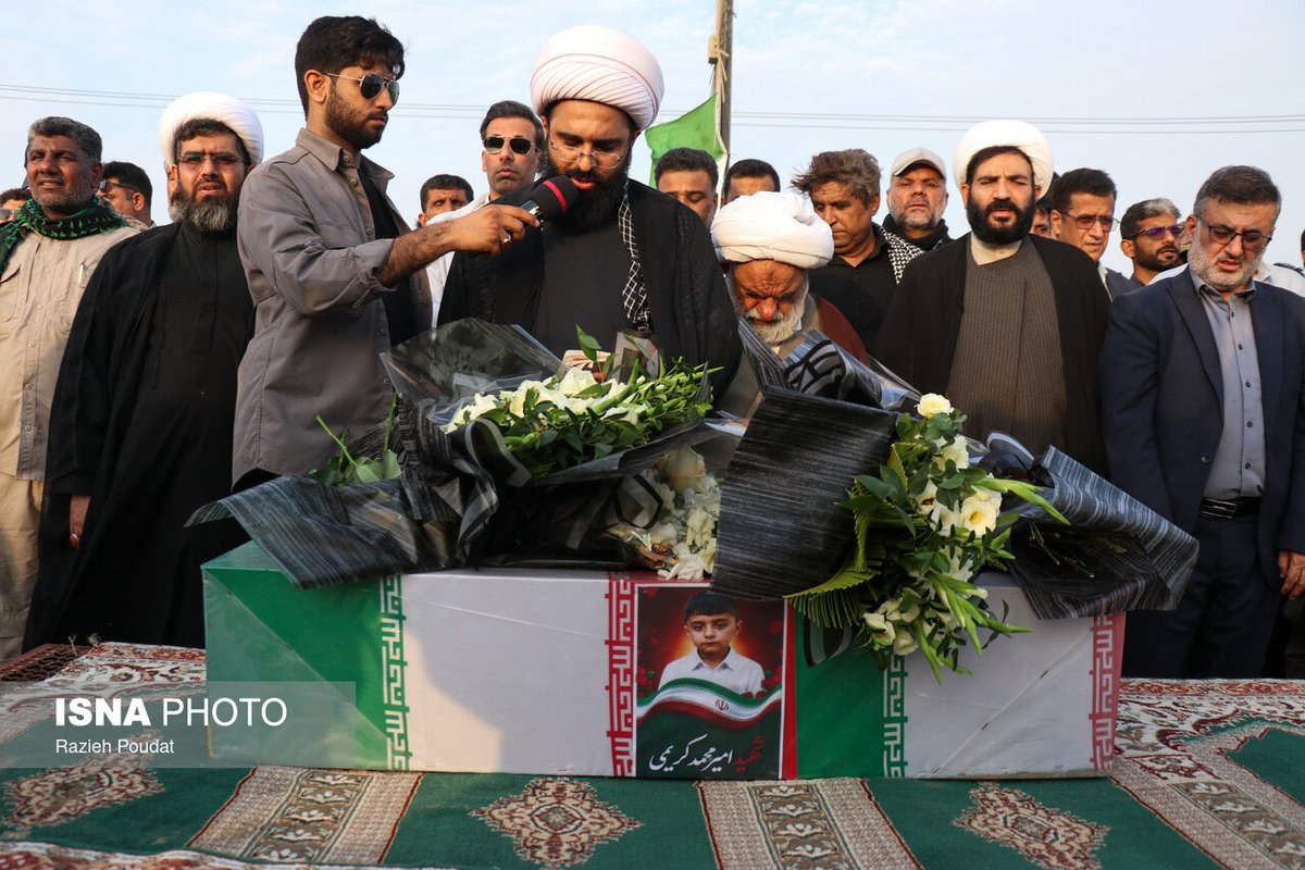 Mahdi_Rozbahani's tweet photo. در گزارش زیر بر اساس مستندات خود رژیم اسلامی توضیح می‌دهم که چقدر درباره حمله به عروسی در کوهستک دروغ گفته شده:
-دو بامداد چهارشنبه ۱۱ شهریور معاون امنیتی استانداری هرمزگان به ایسنا اعلام می‌کند: حمله آمریکا به مراسم عروسی کوهستک پنج نفر رو شهید کرده.(به تعبیر حمله به عروسی دقت کنید!)

- اما آیا واقعا در شب حمله پنج نفر کشته شدند؟ آیا واقعا این افراد در حمله مستقیم آمریکا به یک مراسم عروسی کشته شدند؟ 

- (دروغ اول) ظهر چهارشنبه استانداری هرمزگان فقط اسم چهار نفر رو اعلام می‌کنه: 
۱.امیرعلی کریمی (۴ ساله) ۲. محمد ملاحی (۱۶ ساله) ۳. کلثوم ملاحی نژندنیا (۴۳ ساله) ۴. زرخاتون طاهری (۵۰ ساله)

-پنج‌شنبه ۱۲ شهریور خبرآنلاین روایت مصطفی طاهری، امدادگر هلال‌احمر، رو از شب حادثه منتشر می‌کنه که میگه امداد رسانی ۵ ساعت طول کشیده و ابتدای مصاحبه میگه سه نفر کشته شدند: یکی امیرعلی، دومی مردی همون نزدیکی امیرعلی(اسم آن مرد گفته نمیشه) و سومی نوجوانی ۱۶ ساله که نزدیک دکل بوده و بعد درباره امیرعلی توضیح می‌ده: «در دقایق اولیه امدادرسانی متوجه شدیم ۲ نفر که در حال گذر از محدوده مراسم عروسی بودند، شهید شده‌اند؛ یکی پسر بچه‌ای به نام امیرعلی کریمی و دیگری هم مرد موتورسوار بود که هر دو به فاصله ۱۰۰ متری در حال عبور از آنجا بودند و ترکش موشک‌ها جانشان را گرفته بود.» 

- بنابراین امیرعلی در عروسی نبوده، چیزی که بسیاری از حامیان رژیم از جمله تعدادی خبرنگار سیم‌کارت سفید چنین ادعا کرده بودند.
- همچنین تا الان هم از مرد موتور سوار یاد شده توسط امدادگر، هیچ اسم و عکسی نیست و در مراسم تشییع شهدای موسوم به حمله امریکا به عروسی هم اثری ازش نیست.

- اما ماجرا درباره نوجوان ۱۶ ساله قابل‌ توجه‌تر است، همان امدادگر گفته: «یک پسر ۱۶ ساله هم در نزدیکی دکل مخابراتی حضور داشته که متأسفانه بعد از اصابت موشک‌ها و در اثر اصابت ترکش، او هم جان خود را از دست داده بود و البته ابتدا جزو مفقودی‌ها هم بود؛ پیکرش در بین پیکر دیگر مجروحان و شهدا بود که می‌گفتند صورتش در اثر اصابت ترکش آسیب زیادی دیده و ابتدا قابل شناسایی نبود.»

- در نتیجه به روایت همین امدادگر نوجوان ۱۶ ساله هم در عروسی نبوده بلکه نزدیک دکل بوده و از همه مهم‌تر پیکر پیدا شده نزدیک دکل هم قابل شناسایی نبوده ولی بهرحال همان ساعت‌های اولیه محمد ملاحی (۱۶ ساله) را هم جز شهدا اعلام می‌کنند.

- حالا همین امدادگر در بخش دیگر مصاحبه که در ایسنا هم منتشر شده می‌گوید دو زن در عروسی بوده‌اند که شهید شدند که در این صورت شهدا باید پنج نفر باشند، امیرعلی، مرد موتور سوار، نوجوان ۱۶ ساله و دو زن، ولی در پایان همان مصاحبه تاکید می‌کند که فقط چهار نفر شهید شده‌اند. 

- اما دروغ در روایت‌ها در روز شنبه ۱۴ شهریور در مراسم تشییع موسوم به شهدای حمله به عروسی بیشتر علنی می‌شود؛ تمامی گزارش‌های تصویری و ویدئویی از مراسم فقط یک تابوت را نشان می‌دهد که نام امیرمحمد ۵ ساله را دارد. (به روایت امدادگر امیرعلی در عروسی نبوده و بر اثر ترکش ناشی از موشک کشته شده که بی‌شک دردناک و تأسف‌آور است) به غیر از این در مراسم یک بنر دیده می‌شود که عکس امیرمحمد(در گزارش‌های رسمی امیرعلی ذکر شده، که این هم نکته قابل توجهی است چون بیشتر ساکنان آن منطقه اهل تسنن هستند) و محمد ملاحی(نوجوان۱۶ساله) و دو خانم کلثوم ملاحی نژندنیا و زرخاتون طاهری که البته خانم‌ها عکسی ندارند. 
خبرگزاری‌های فارس، ایسنا، تسنیم و ایرنا گزارش‌های تصویری با تیتر تشییع شهدا منتشر کردند ولی در همه عکس‌ها تابوتی به جز تابوت امیرعلی یا امیرمحمد کریمی دیده نمی‌شود.

- شاید واقعا آن دو زن و نوجوان هم در همان شب کشته شده باشند ولی بهرحال خانواده‌های آنان از ارایه جزییات بیشتر و مصاحبه با رسانه‌های رژیم خودداری کرده‌اند و مراسم تشییع هم بدور از سوء استفاده تبلیغاتی رژیم برگزار کرده باشند.

- اما مصاحبه‌های سانسور شده ساکنان هم قابل توجه هست بخصوص وقتی از کودکی می‌پرسند دیدی که وسط عروسی را زدن؟ می‌گوید وسطش را ندیدم که زدند یا نه …
