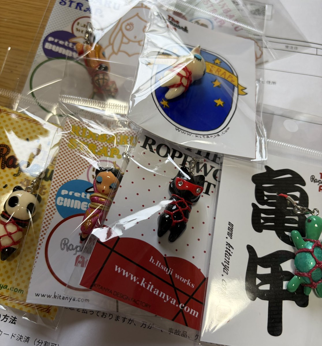 hacca1412's tweet photo. デザフェスぶりくらいに緊縛ストラップ買った
体感20年 https://t.co/pah67bw7iL