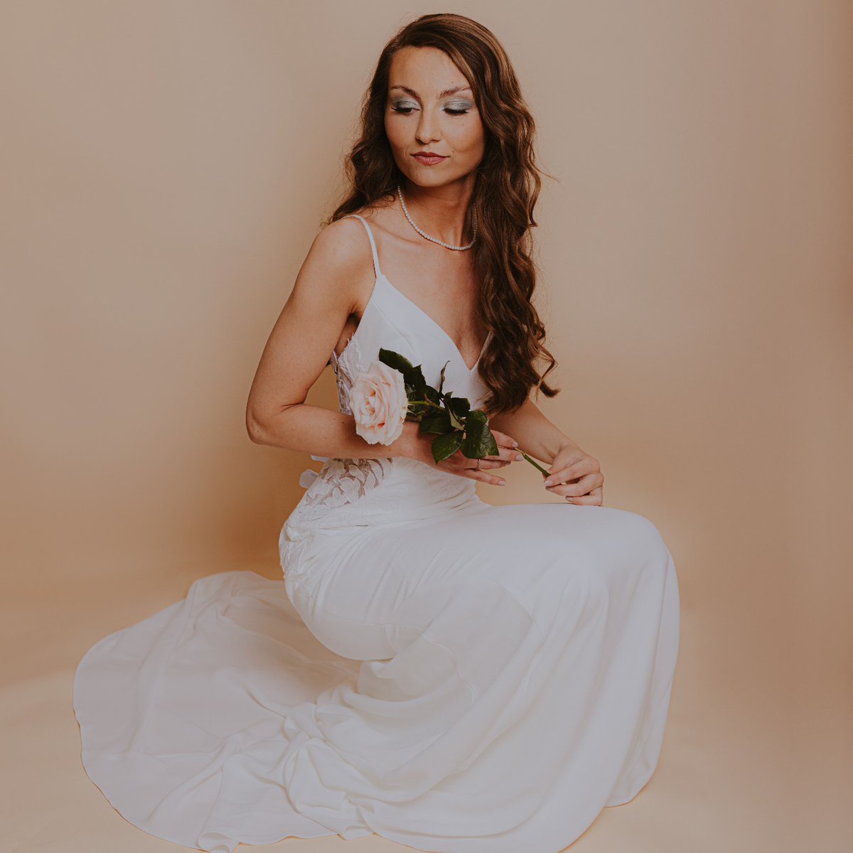 JanellArnaud's tweet photo. Charlotte is stunning in this gown, with her naturally thick, long hair softly tousled into beautiful waves. https://t.co/Imz4uvHLkq