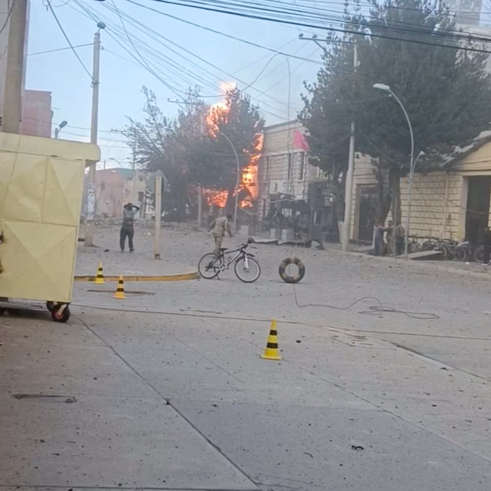 AtlasPolios's tweet photo. 💥 BOLIVIA MILITARY-BASE EXPLOSION KILLS AT LEAST 10

At least 10 people were killed and more than 50 injured when an explosion struck a military barracks in Viacha, near La Paz, on September 4.

Authorities said the blast originated in a fireworks-storage area, but its cause remains under investigation.