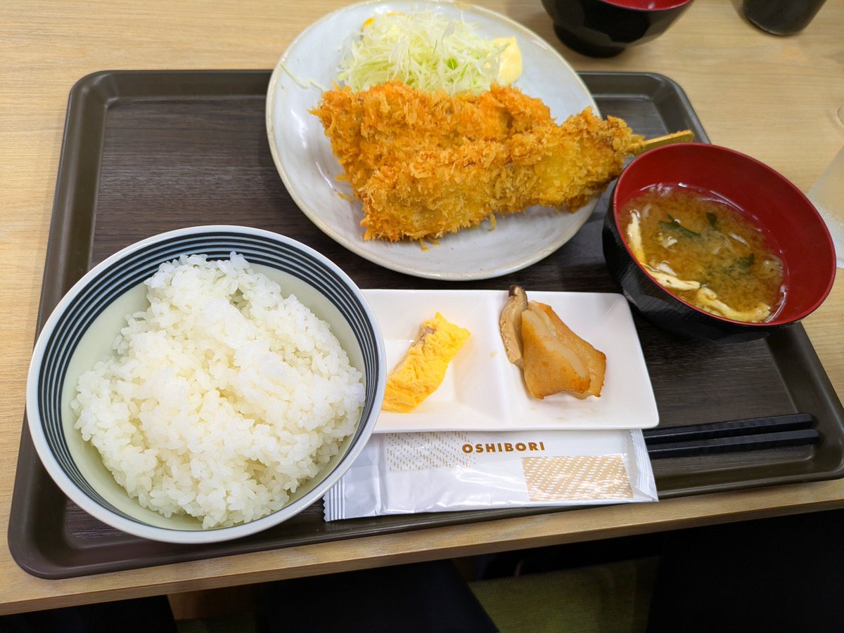 bu97JofHjgOzEr6's tweet photo. 東久留米市場で定食。
煮魚も唐揚げもあります。リーズナブルだし美味しいね😋
#みんなの食堂ビーキッチン
#定食 
#東久留米市場 https://t.co/BEvdvSsLDs
