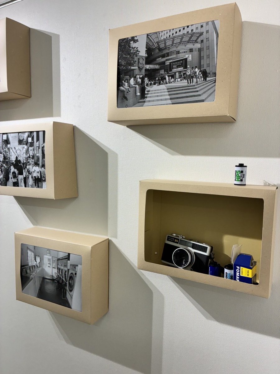 Blackgazaistaff's tweet photo. 【展示のお知らせ📢】

こんにちはgallery Blackです🌞

写真展 エディション四半世紀。
メノツケドコロ・III
数のある光景、メノツケドコロ。展が始まっております✨
レセプション・ギャラリートークが今日の18時から行われます！

【日程】
9月2日（水）〜8日（火）
10時30分〜18時※最終日のみ2時 https://t.co/1ZAZcbCM3x