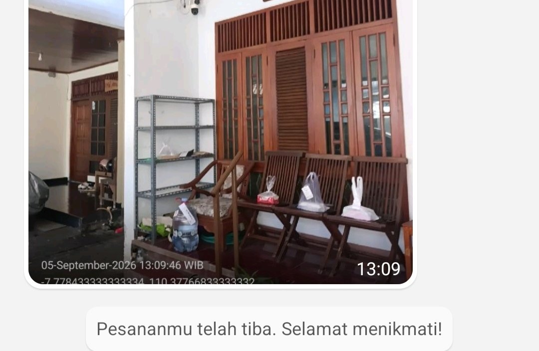 zaiyvc's tweet photo. ngapee deretan begini anjaay😭😭 pdhl dah bilang di rak depan, RAK?? rak mas rak?? kok kursi https://t.co/dWBFjdYBeh