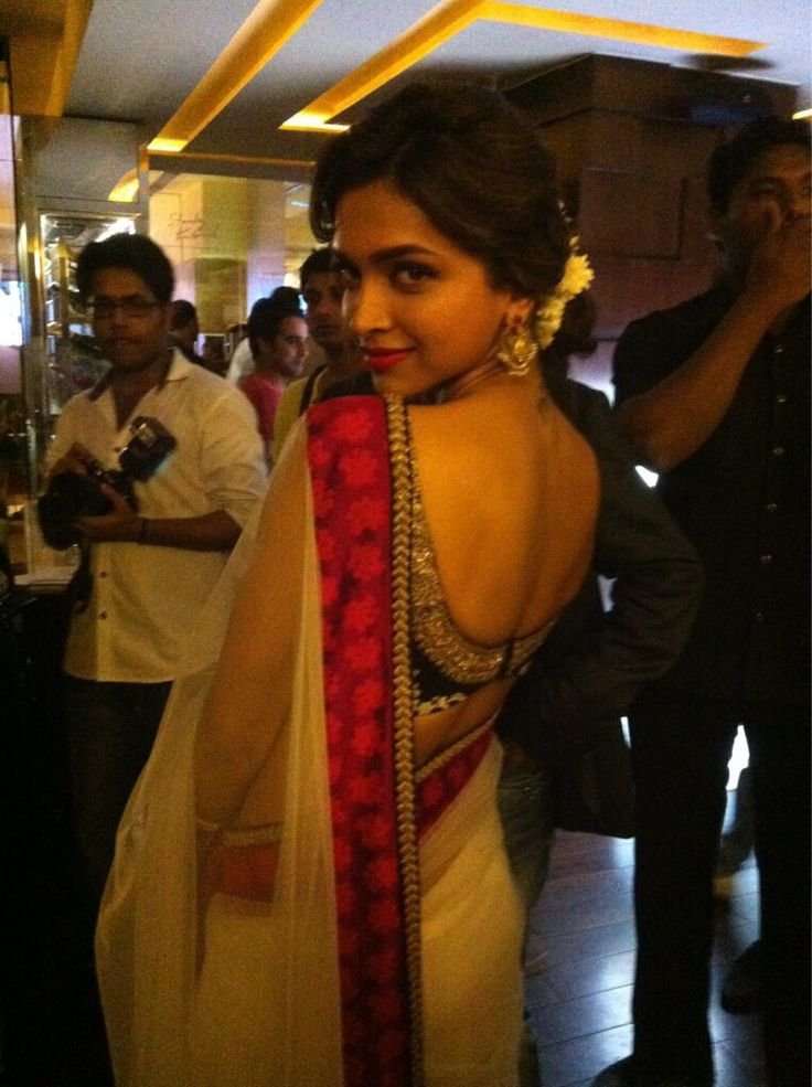 MoviesWithYash's tweet photo. Deepika Padukone attending the New Delhi premiere of her film Cocktail https://t.co/fIE3wdYN4u