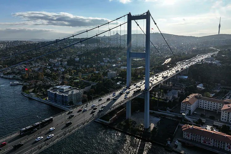 soLHaber2026's tweet photo. Yıllardır hedeflenen yağma başladı: Ülkenin en stratejik ulaşım ağı satışa çıkarıldı!

◼️İktidarın yıllardır gözünü diktiği Boğaz köprüleri ve ana otoyol ağları için özelleştirme kararı alındı. İşletme hakkı 30 yıllığına özel sektöre devredilecek. 
https://t.co/JsaxsRyDKf https://t.co/4sr49W4WOn
