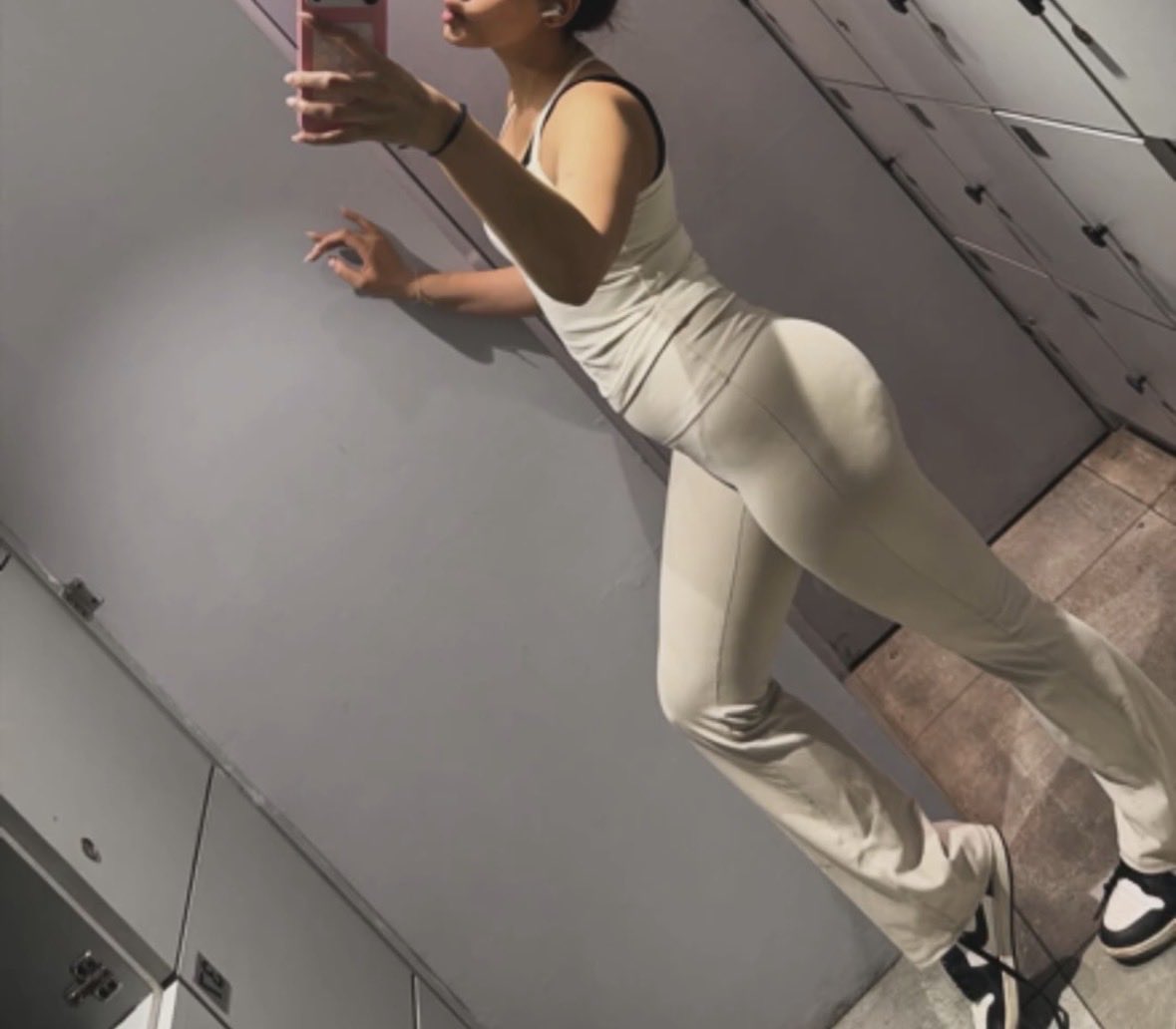 obeypooja's tweet photo. Bark for me in my dm’s bitches ! 💗💅🏻 https://t.co/RY0KIDZPpk