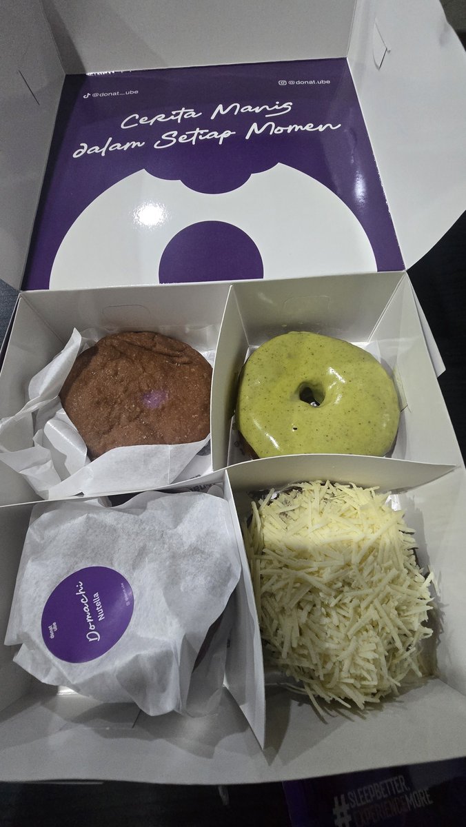 ShaifulZr's tweet photo. Donut Ube Blok M, Jakarta https://t.co/nQC9DuUk1N