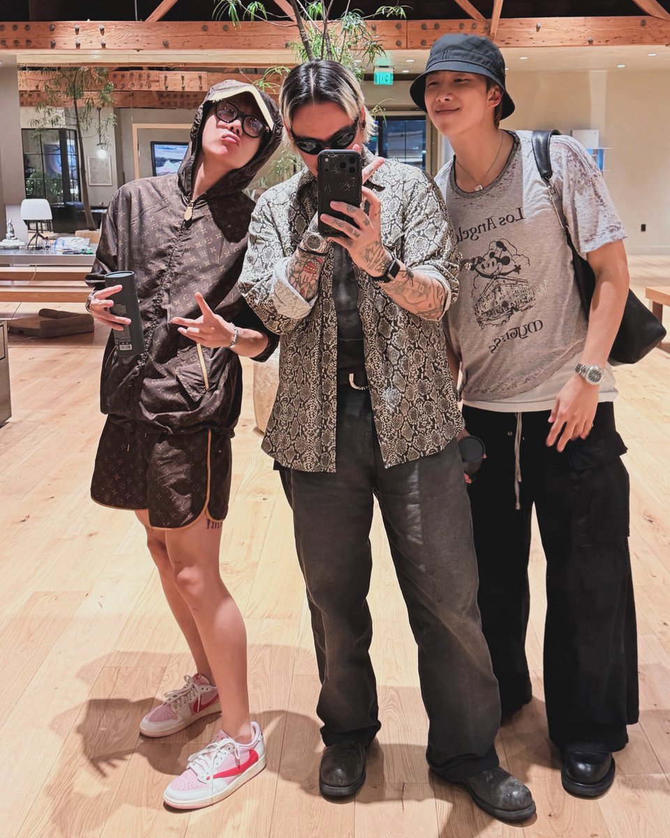 RKIVE__001's tweet photo. 저는 피해자 행세를 하지 않습니다.

제가 왜 악당이 되었는지, 그리고 그 과정에 무엇이 영향을 미쳤는지 아주 명확하게 알고 있습니다. 특히 무례한 행동에 대한 반응은 전적으로 제 책임입니다. 하지만 누구도 자신이 한 일을 모르는 척하게 두지는 않을 겁니다. 제가 하는 모든 행동에는 이유가 있습니다. 저는 혼란을 일으키는 사람이 아니라 악순환을 끊는 사람입니다. 차이점은 제가 거짓말을 하거나 혼란스러워하는 척하지 않는다는 것입니다. 저는 제가 한 일을 말하고, 왜 그랬는지 설명하고, 그 입장을 고수할 겁니다. 거짓말을 하거나 남을 탓하는 사람들은 남을 탓합니다. 저는요? 저는 항상 정직합니다.