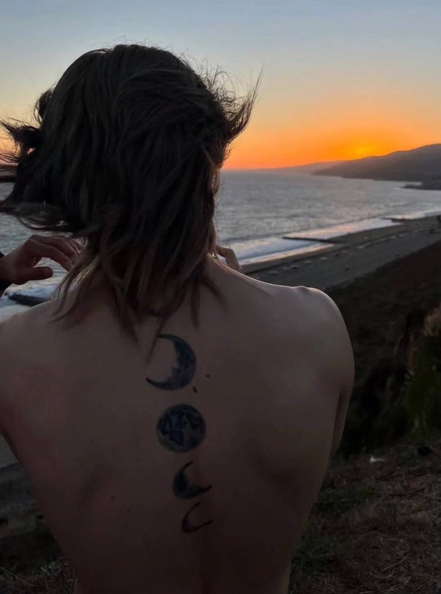 midamyg's tweet photo. il tramonto, le lune tatuate sulla sua schiena, i capelli biondi spettinati dal vento, sembra proprio una di quelle ninfe omeriche emerse dalla spuma dell’oceano, è l'incarnazione viva e tangibile delle poesie d’amore oh jimin sei la creatura più bella dell’universo https://t.co/3fjHxvtajV
