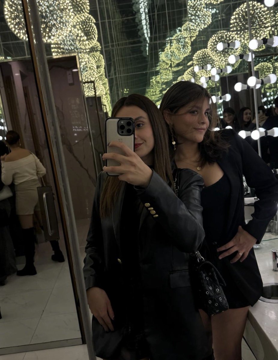 kmhl28's tweet photo. Hoy es cumple de mi hermana y una de las personas más importantes de mi vida 🤍 https://t.co/V5AhuG6HKd