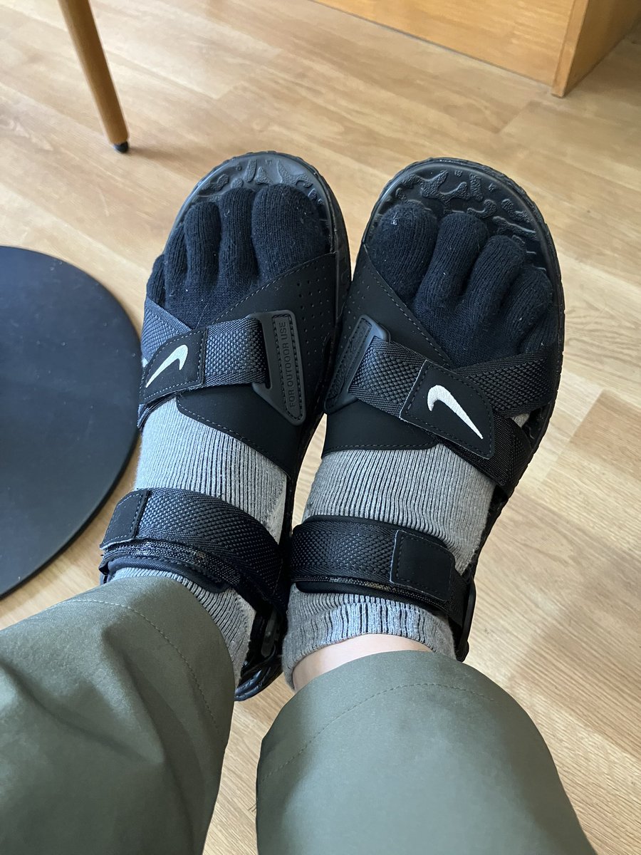 macharow's tweet photo. 夏の終わりにサンダル購入。
アウトドア仕様のサンダルなので履き心地は上々。靴下履いたら普通に秋も使えるな。
#NIKE
#アウトドアサンダル https://t.co/gkuXjUVSen