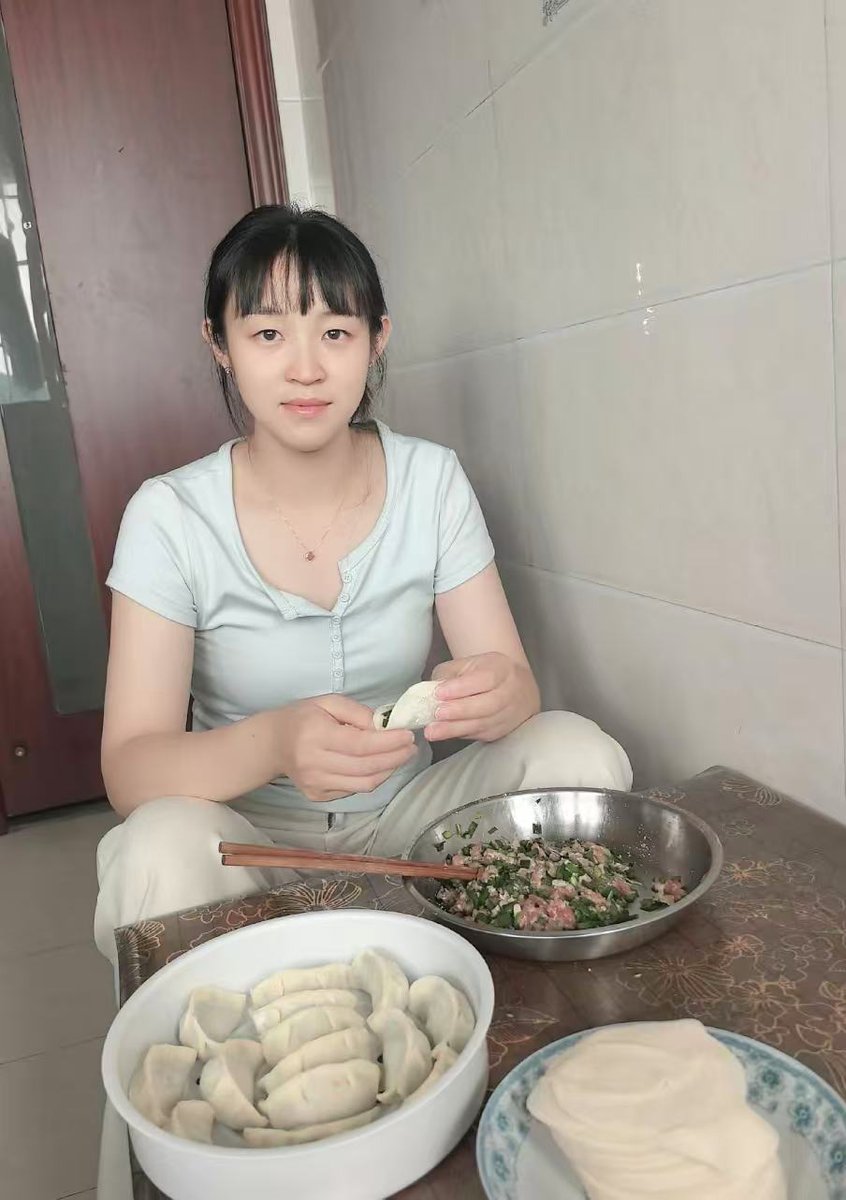 ke_yi66896's tweet photo. 今天是自己包餃子的一天
很久沒有吃過家裡包的餃子
總是想要做出媽媽的味道
一步一步按照妹妹教的步驟
但是吃出的是思念的味道 https://t.co/qyfWsxjQ2g