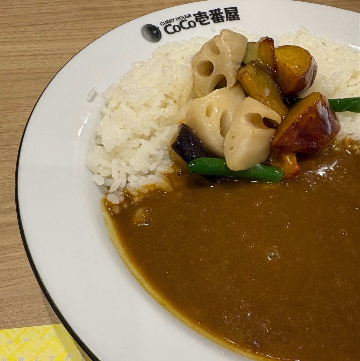 ok_kazu's tweet photo. 壱番屋(7630)の株主優待でCoCo壱に行きました。サラダ🥗と秋の野菜カレー🍛をいただきました。野菜が大きい！特に蓮根が歯応えあって美味でした。
#CoCo壱番屋 https://t.co/bS0VM3tpIF