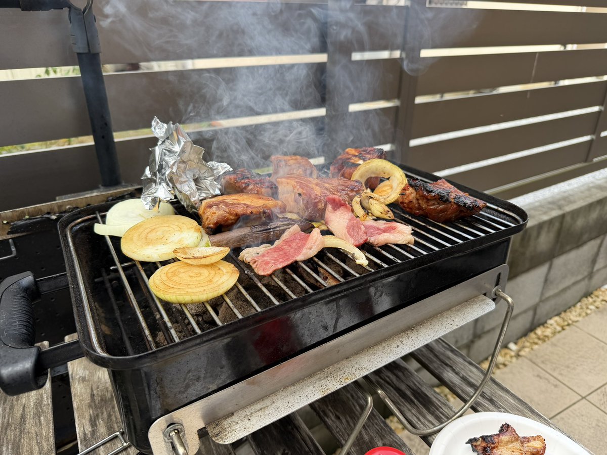 Mypen's tweet photo. 1人BBQ
スペアリブうまい https://t.co/jJth2AA8ts