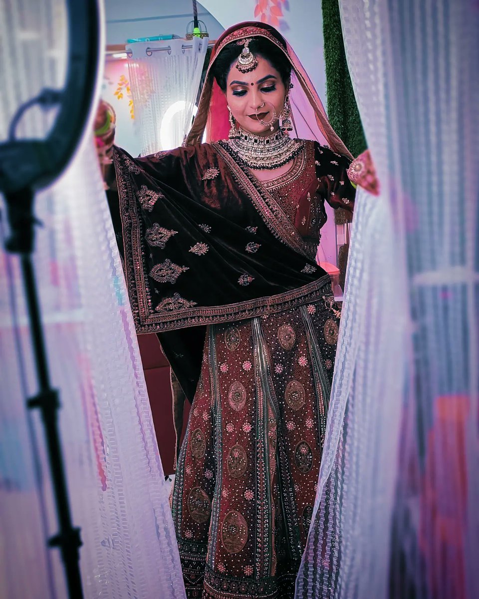 CandyceDurso's tweet photo. Timeless Indian bride elegance: intricate details, radiant beauty, and traditions woven into every moment. https://t.co/43qcZJRbWx