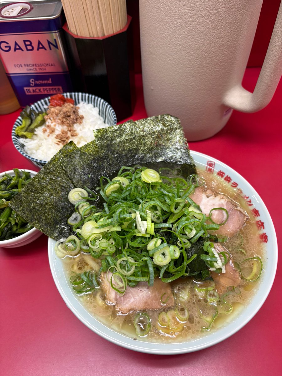kenken09191's tweet photo. 末広家
千葉市中央区末広

ラーメン 並盛
チャーシュー 2枚
ほうれん草 増し
京都直送 九条ねぎ
ライス

クラシック系のスープに
酒井製麺のツルモチ麺🥰

チャーシューは味沁みホロホロ🍖
ほうれん草を入れるとスープが
冷めちゃうけど浸すとウマイのよね👍

めっちゃウマ✨
ごちそうさまでした😊 https://t.co/491YVRCWAe