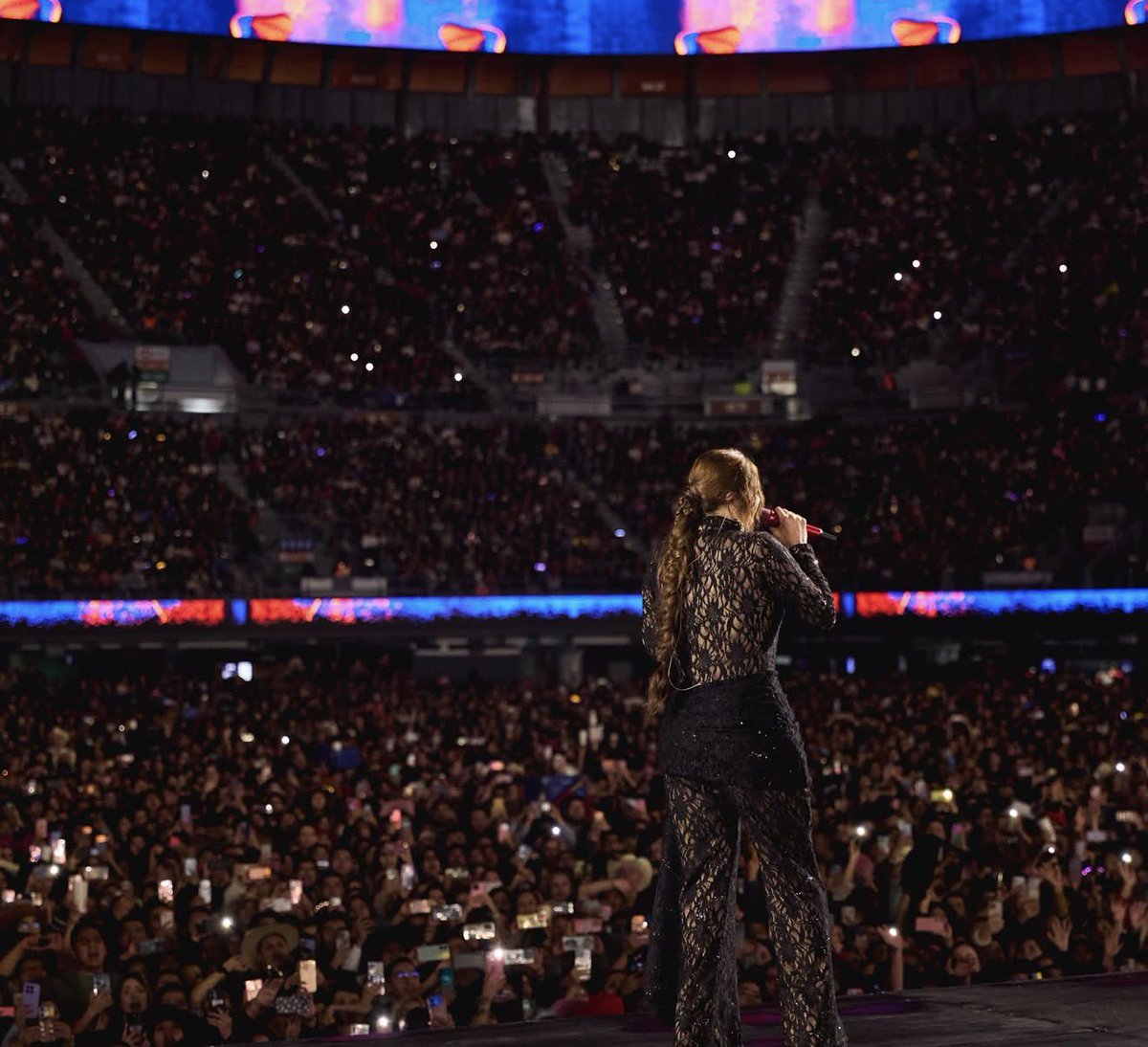 TodayYuridia1's tweet photo. Oficialmente Yuridia @yuritaflowers se convierte en la primera mexicana en presentarme en el Estadio GNP, así mismo la primera en tener 2 fechas consecutivas.

También logran el récord de el show de una mexicana NO GRATUITO MÁS GRANDE.

Y por si fuera poco es la mexicana con más boletos vendidos en tan poco tiempo, con sólo dos noches logró 126,580 asistentes con la gira “Las Cartas Sobre La Mesa”

Larga vida musical a la MAXIMA vendedora de discos en México también nombra “La Voz de Un Angel”, “La Reina de la Balada” y ahora “la Reina del Regional Mexicano”