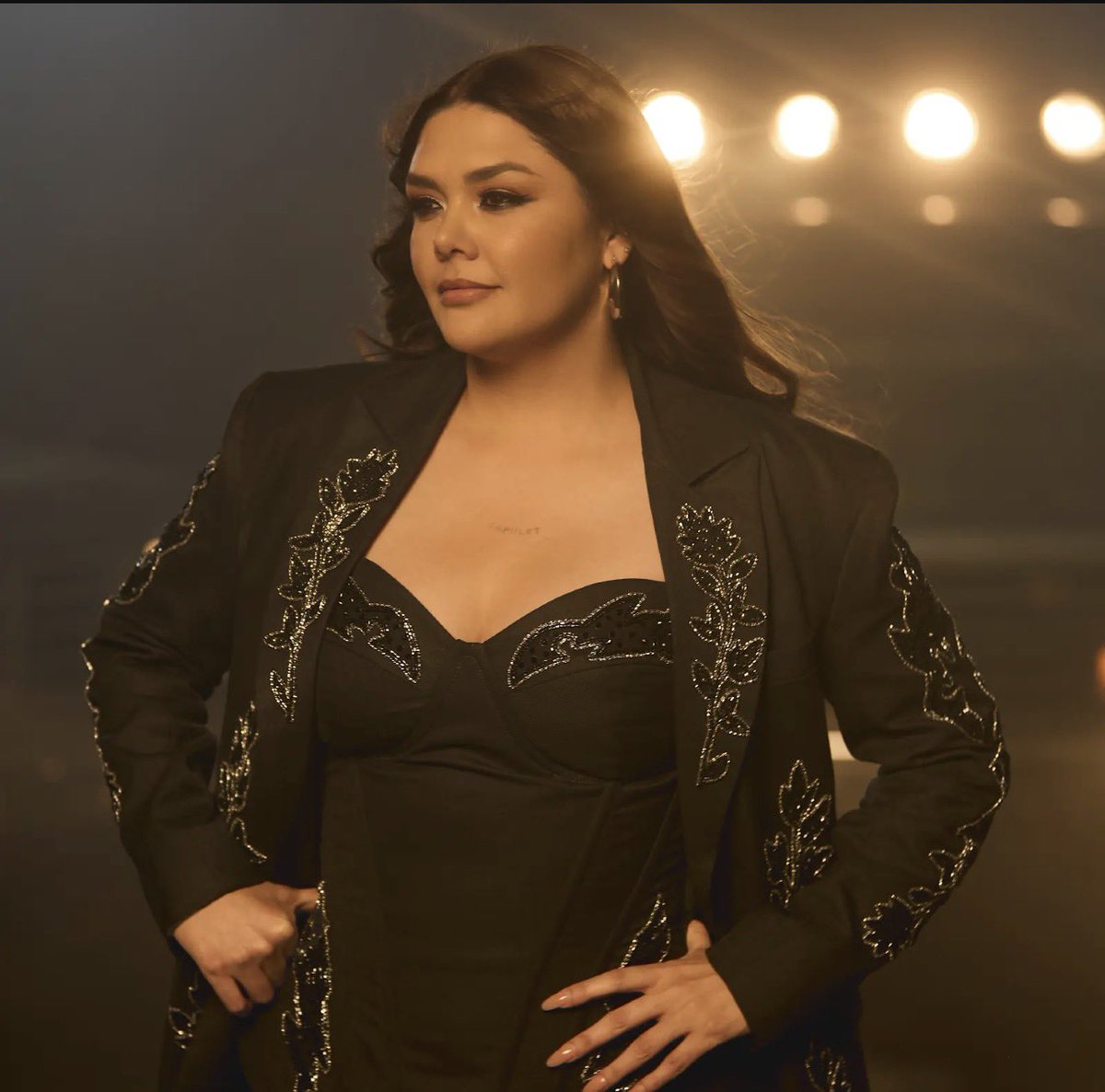 TodayYuridia1's tweet photo. Oficialmente Yuridia @yuritaflowers se convierte en la primera mexicana en presentarme en el Estadio GNP, así mismo la primera en tener 2 fechas consecutivas.

También logran el récord de el show de una mexicana NO GRATUITO MÁS GRANDE.

Y por si fuera poco es la mexicana con más boletos vendidos en tan poco tiempo, con sólo dos noches logró 126,580 asistentes con la gira “Las Cartas Sobre La Mesa”

Larga vida musical a la MAXIMA vendedora de discos en México también nombra “La Voz de Un Angel”, “La Reina de la Balada” y ahora “la Reina del Regional Mexicano”