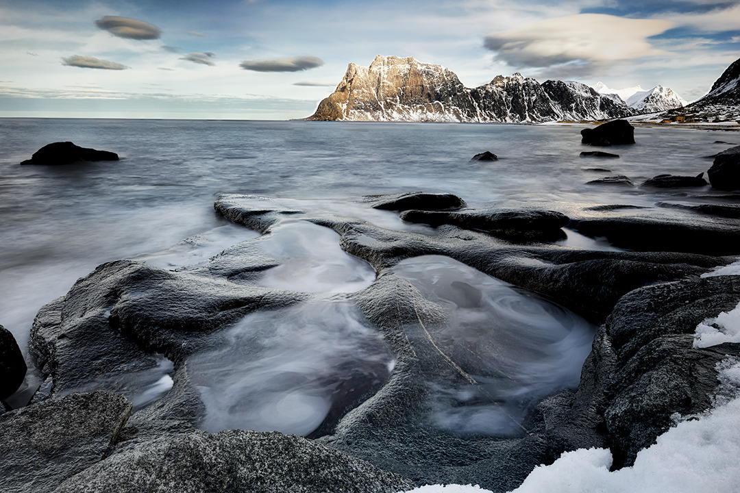 NicolGamewell's tweet photo. Early winter sunrise at Uttakleiv Beach, Lofoten, Northern Norway, captured with a long exposure. https://t.co/5ERQ7vUfPo