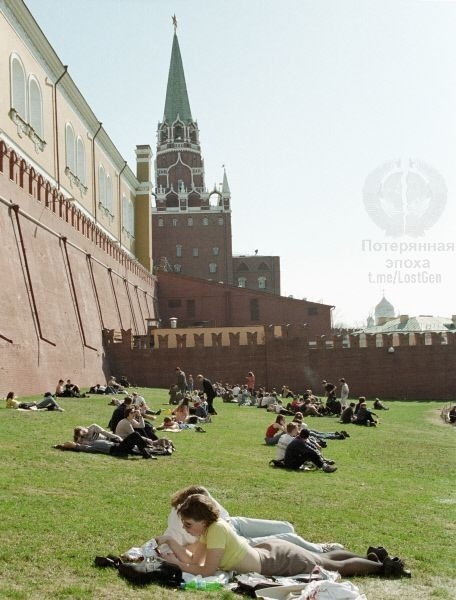 HistoryFoto's tweet photo. Москвичи наслаждаются свободой на газоне у кремлёвской стены. Москва. Россия. 1999 г. Через пол года президентом станет Владимир Путин. https://t.co/TPL7yyGFWH