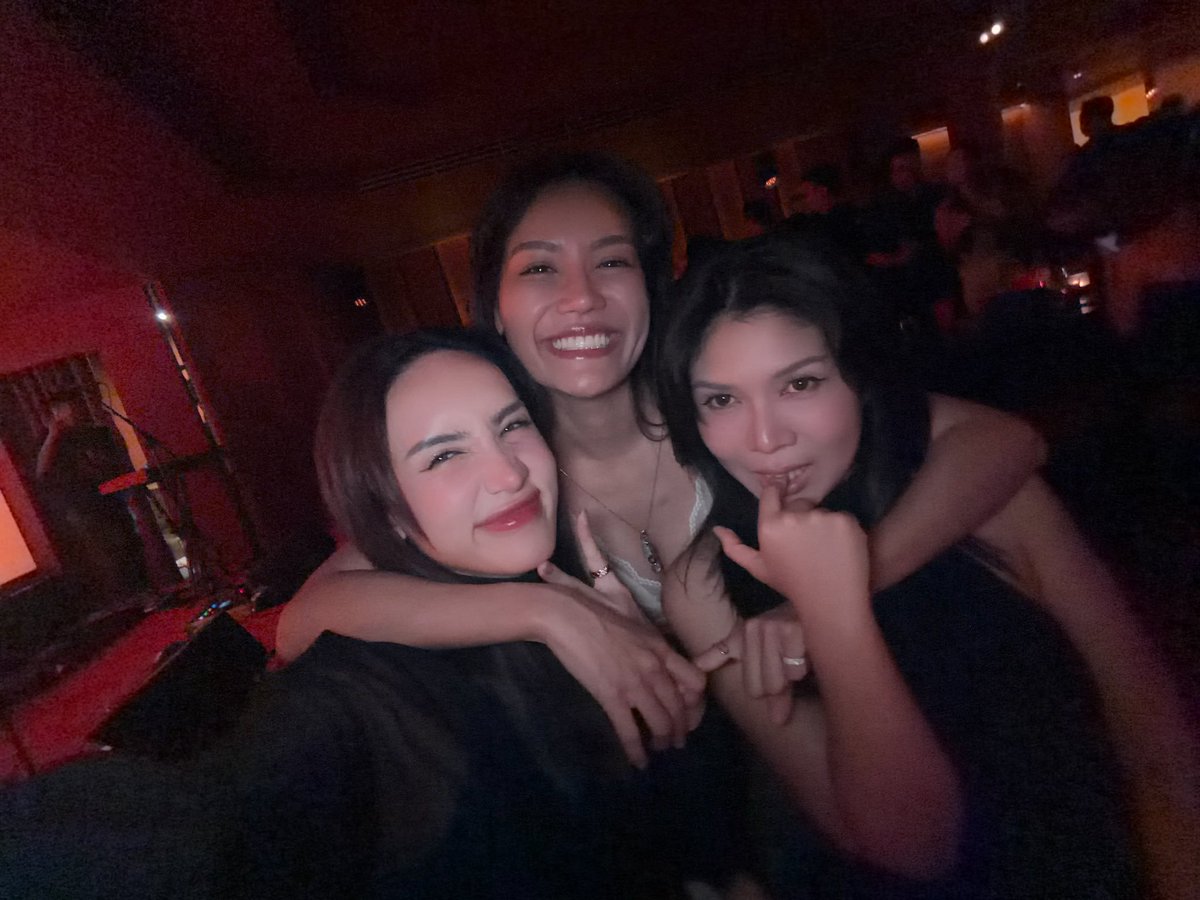 EnglotE9181's tweet photo. @ThaiGLOpinion Engfa waraha the pathetic liar with her gf 🎾 and gang at apo's party. Look how her sister seems to be close with her gf🎾 
 
#อิงล็อต #อิงฟ้ามหาชน 
 #ชาล็อตออสติน #englot https://t.co/HQ0HmPGkEa