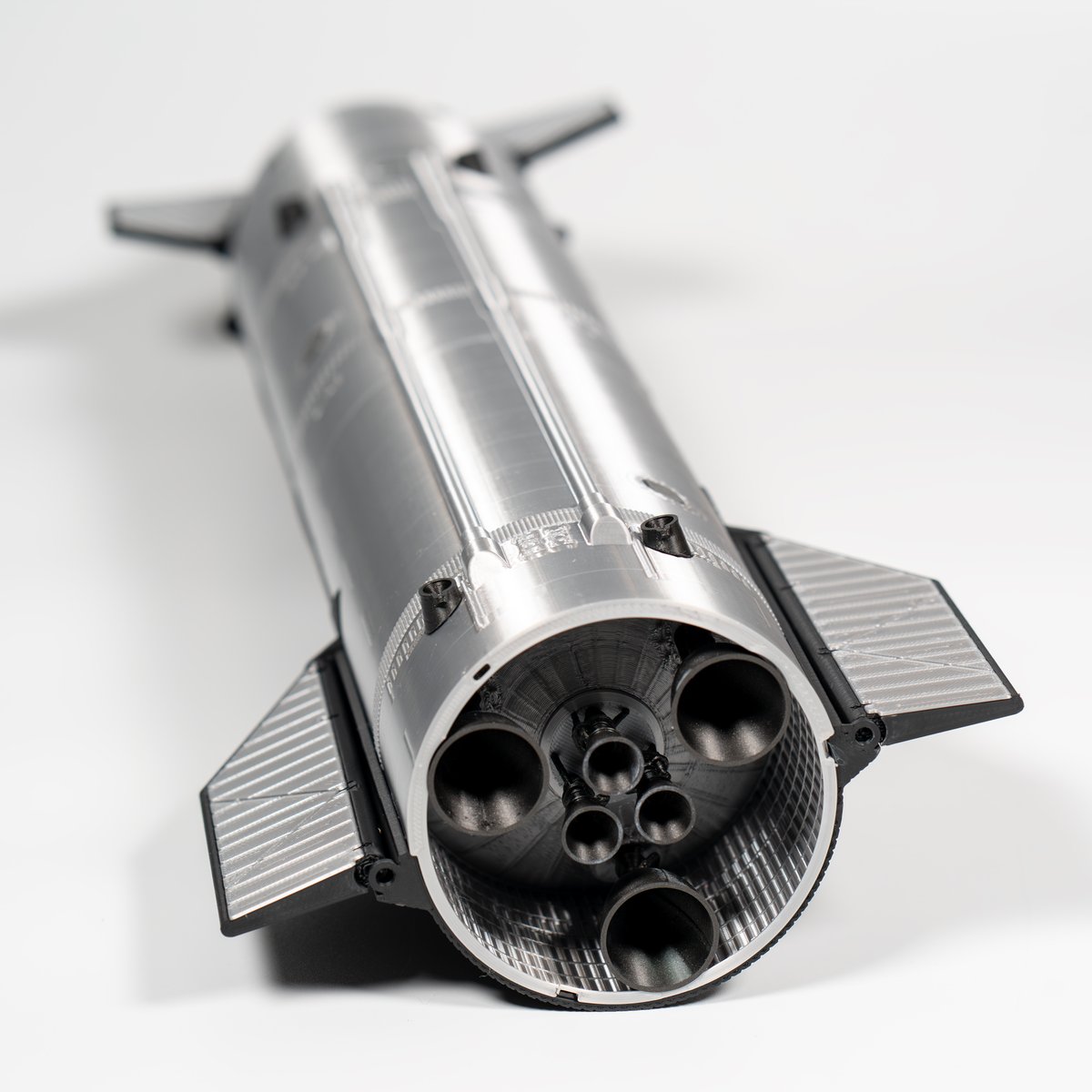 SpaceLabEarth's tweet photo. Starship V3、新しいバージョンができました。
1/100スケール、高さ約52cm!

Raptor 3エンジン、燃料補給ポート、Starlinkアンテナ、可動フラップまで入れています。
日本で私が1点ずつ手作りしています。
いまは公式ストアのみ。Amazonではまだ扱えません。
リンクは下にあります。

https://t.co/7R0sptCngp